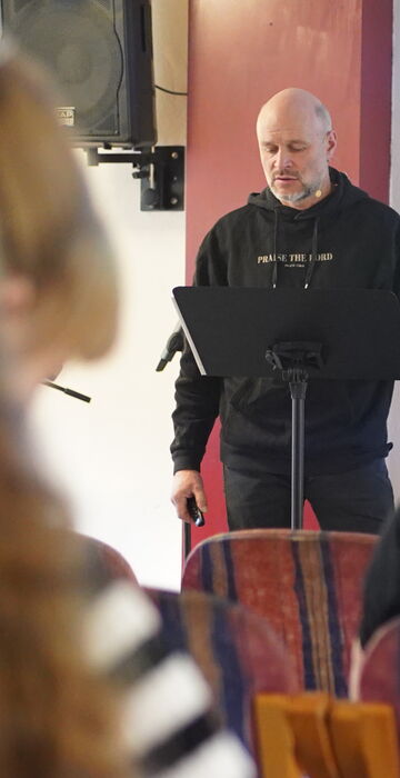 Prediger spricht beim Gottesdienst vor der Gemeinde