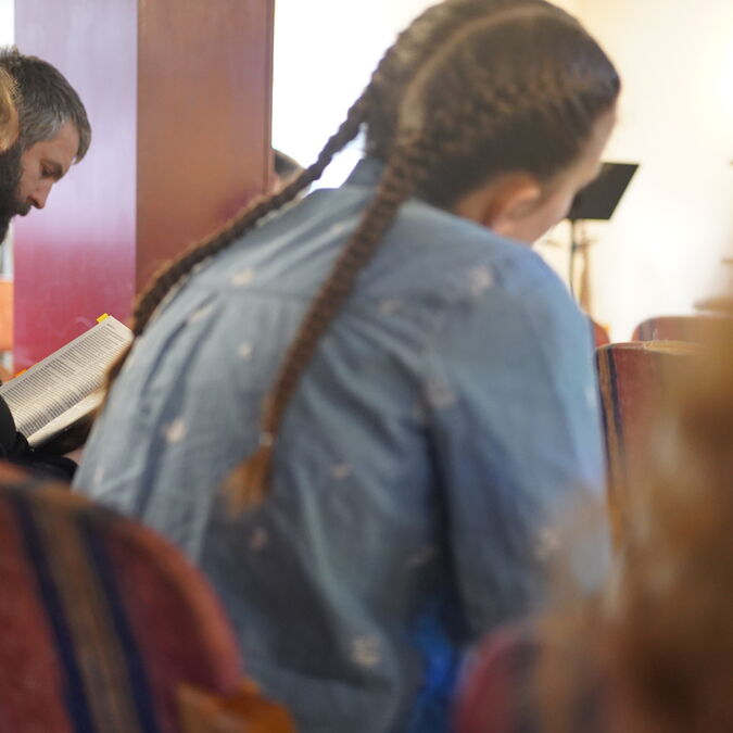 Gemeindemitglieder lesen gemeinsam in der Bibel