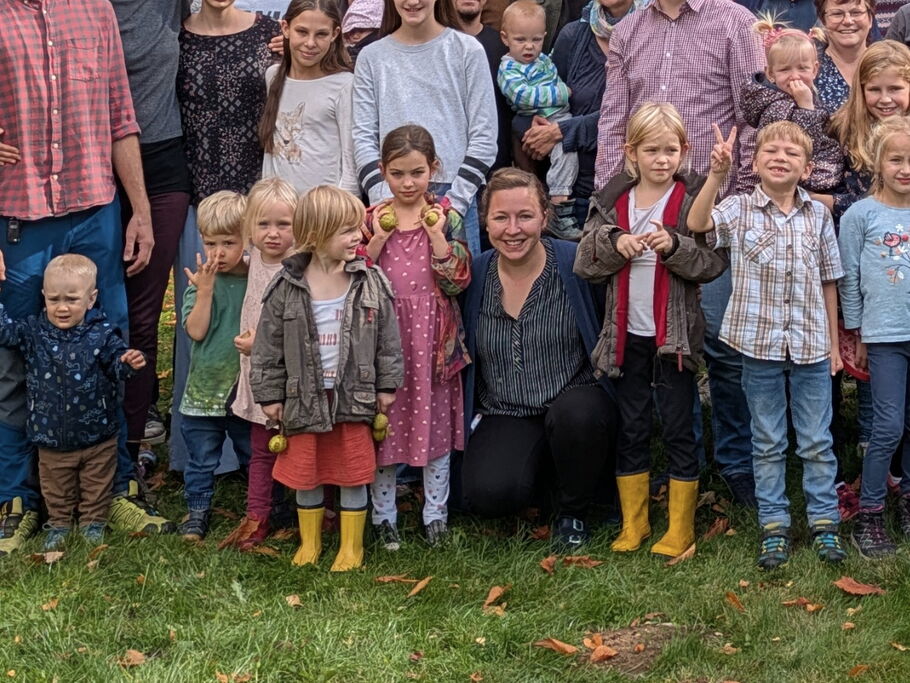 Kinder und Familien der Gemeinde beim Gruppenfoto im Herbst